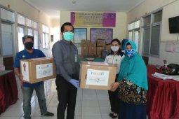 KSP Nasari serahkan bantuan APD ke puskesmas Surabaya