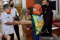 500 pekerja seni di Kabupaten Kubu Raya terima bantuan penanggulangan COVID-19