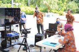 Risma motivasi pelajar SMP Surabaya di tengah pandemi COVID-19