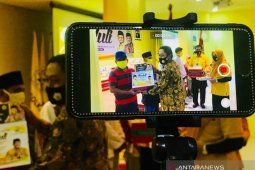 Peduli warga terdampak COVID-19, MKGR Jatim bagikan paket sembako