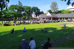 Antrean panjang pembayaran BLT di Balai Bolon Pematangsiantar