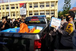 Polda Kalsel bantu masyarakat terdampak  COVID-19