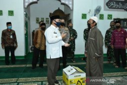 Gubernur Erzaldi bagikan bantuan ASN Pemprov Babel kepada masyarakat Desa Simpang Gong