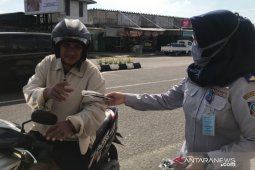 Dishub Babel dan AirNav bagi-bagi masker ke pengendara