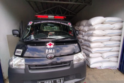 PMI Kota Sukabumi salurkan beras untuk warga terdampak COVID-19