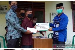 Camat Karang Bintang salurkan BLT kepada warga miskin