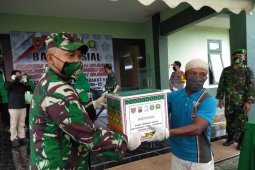 Danrem 101 Antasari salurkan bansos di Tanah Bumbu