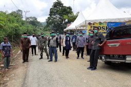 Camat Mentewe bantu Warga yang menjani isolasi mandiri