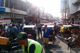 PKTGI bagikan ribuan karung beras kepada tukang becak Garut