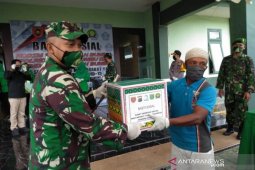 Danrem 101/Antasari bagikan bansos ke warga terdampak COVID-19