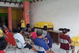 Ratusan pekerja jalanan di Kota Surabaya dapat paket sembako