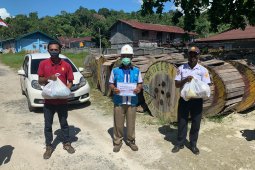 PLN UP3 Manokwari berbagi bahan makanan