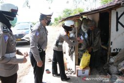 Polres Situbondo bagikan sembako kepada masyarakat belum peroleh bansos