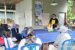 HUMANUM bagi sembako kepada korban gempa terdampak COVID-19 di Salahutu