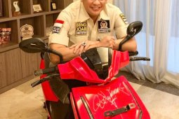 Motor listrik bertanda tangan Presiden dilelang di konser virtual