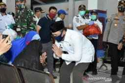 Pemprov Babel salurkan sembako bantu petugas di Pelabuhan Muntok