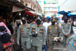 Wali Kota Bogor bubarkan kerumunan pedagang dan masyarakat di Pasar Anyar