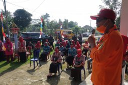 Bupati Loekman berikan bantuan kepada warga terdampak COVID-19