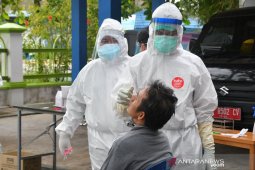 Hundreds reactive people receive nasal swab test in Banjarmasin