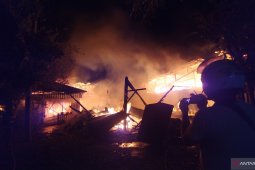 Ditinggal penghuni, empat rumah dilalap si jago merah