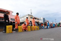 Penyemprotan disinfektan massal di enam pasar