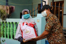 Bansos tunai hingga sembako terus disalurkan di Surabaya