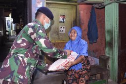 Lantamal I peduli berbagi salurkan sembako kepada masyarakat