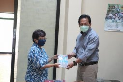 Stikosa-AWS donasikan masker dan hand sanitizer untuk jurnalis lewat PWI Jatim