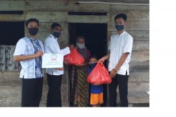 "Kopi Mager" bagikan 152 paket bahan makanan