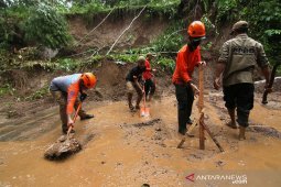 Banjir dan longsor tutup akses menuju wisata Kawah Ijen
