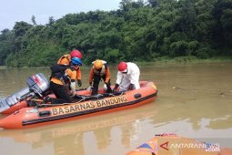 Tim SAR masih cari korban hanyut di Sungai Cisadea Cianjur