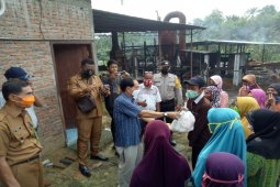 140 warga Besitang Langkat terima sembako Holi Palma