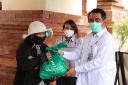 Pekerja di pasar Badung dapat 500 paket sembako