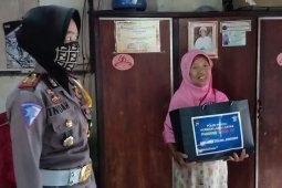 Peduli korban kecelakaan, Polres Situbondo berikan santunan dan sembako
