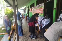 PGRI Pelaihari bagikan 352 paket sembako untuk orangtua siswa