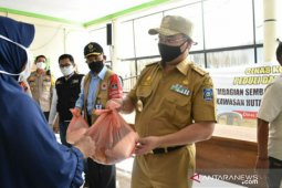 Gubernur Babel berikan semangat dan sembako bagi masyarakat Desa Guntung