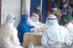 Rapid test massal para  pedagang di pasar Kandangan, tiga orang reaktif