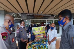 Alumni Akpol 94 peduli COVID-19 bagikan ratusan paket sembako