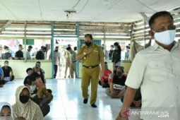 Gubernur Erzaldi bagikan bantuan sembako kepada masyarakat Desa Penyak