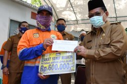 Wali kota serahkan zakat bagi 650 petugas kebersihan di Ramadhan