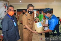 Wali Kota serahkan tali asih 3.500 paket sembako