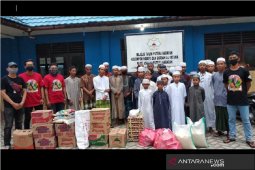 Dwi Warna Bird Club HST bakti sosial bagikan sembako, handwash dan masker