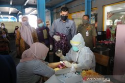 Pemkot Probolinggo tes cepat COVID-19 puluhan pengunjung pertokoan