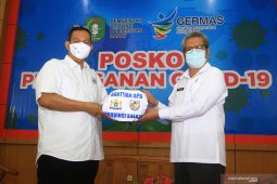 KADIN dan KNPI Kalbar Serahkan Bantuan 100 APD