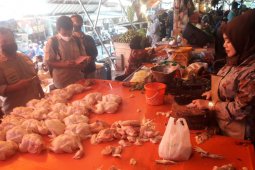 Pedagang Cianjur turunkan harga ayam karena sepi pembeli