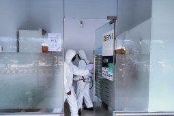 Cegah penyebaran COVID-19, Sat Brimob Polda Sumut semprot disinfektan area Lapangan Merdeka