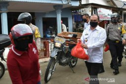 Gubernur Erzaldi lanjutkan pembagian sembako dengan mengendarai kendaraan roda dua