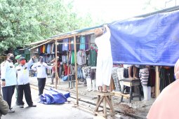 Disperindag Kota Ternate bongkar lapak PKL musiman