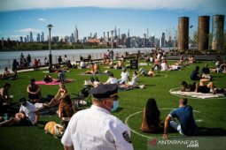 Masyarakat  Amerika berlibur di pantai saat kematian COVID-19 hampir 100.000