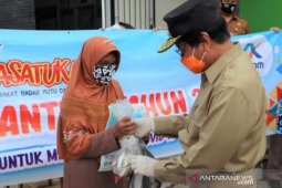 Wagub Babel serahkan bantuan ikan segar ke warga Desa Penyamun